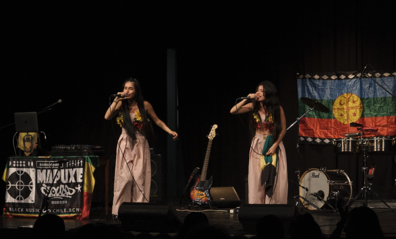 Dos mujeres cantando en un escenario