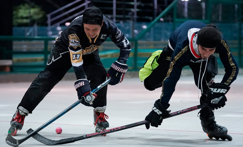 Dos hombres practicando Street Hockey