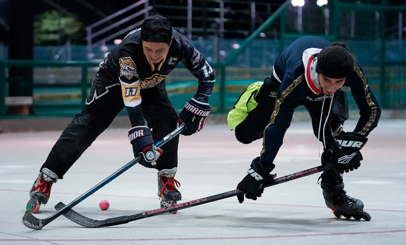 Dos personas jugando Street Hockey