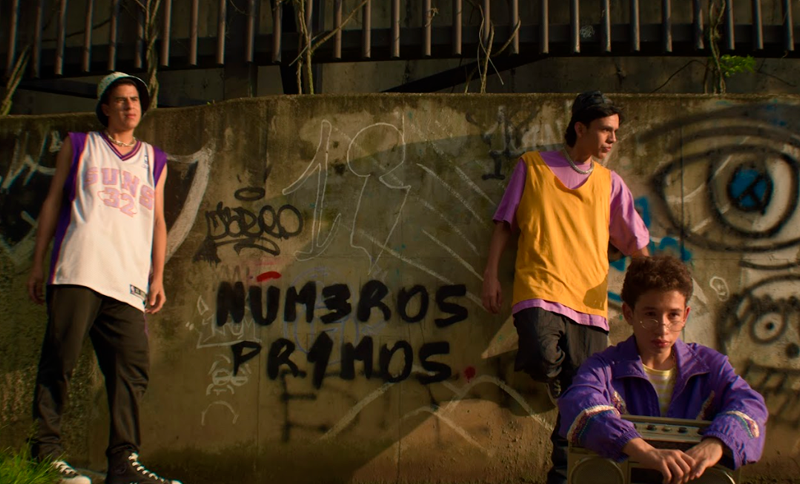 Dos jóvenes y un niño