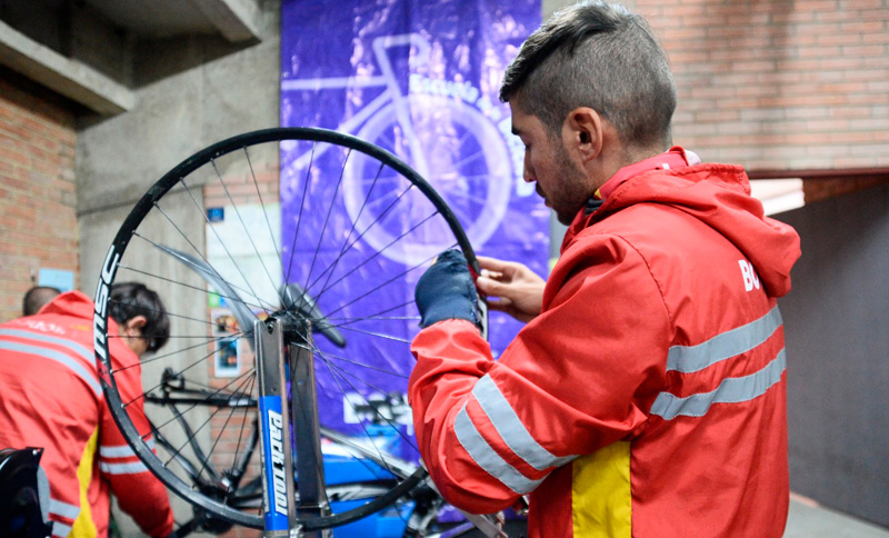 Hombre arreglando una bicicleta