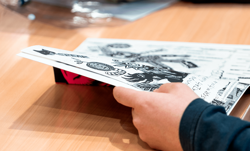 Mano en primer plano con un comic en la mano