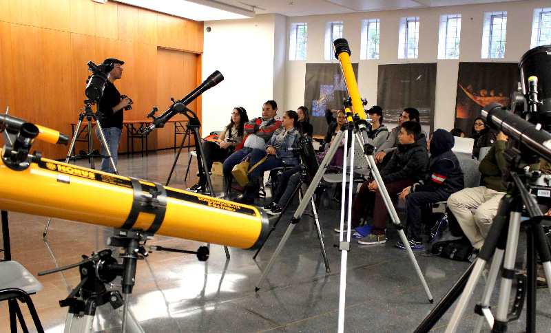 Personas en un taller sobre telescopios