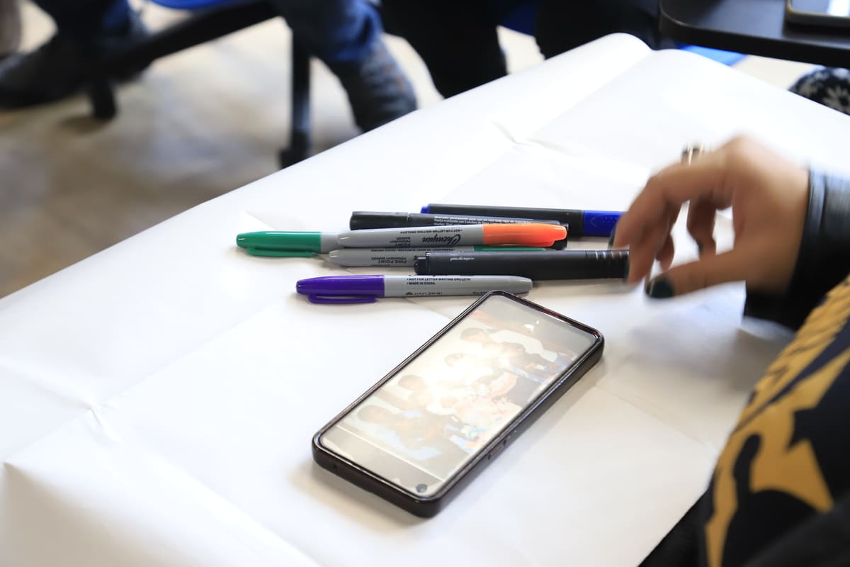 Lápices y celular sobre una mesa