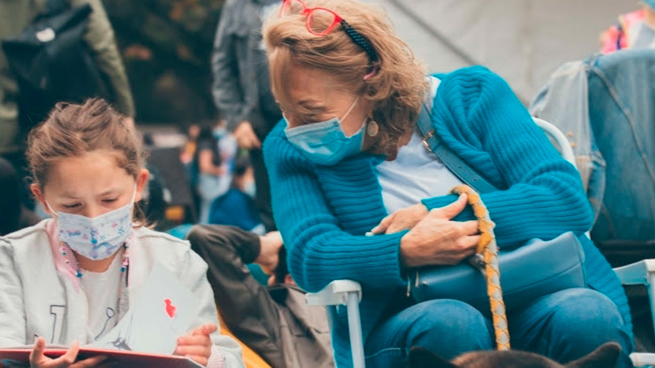 mujer e hija leyendo un libro
