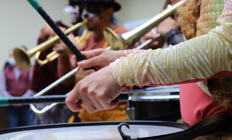 Primer plano de mano tocando unos tambores