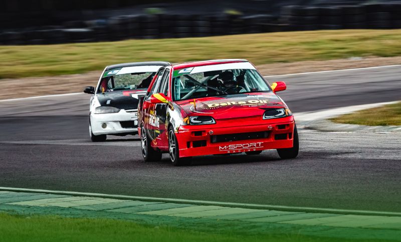 Carros en competencia automovilística