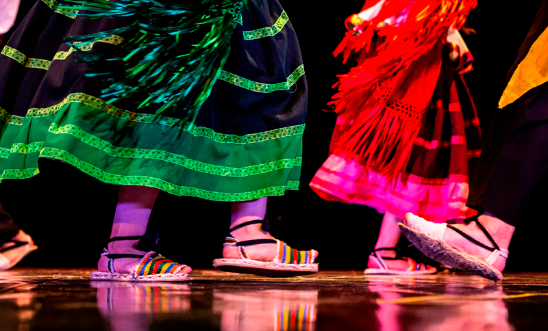 Pies de personas danzando obra La Udimbre