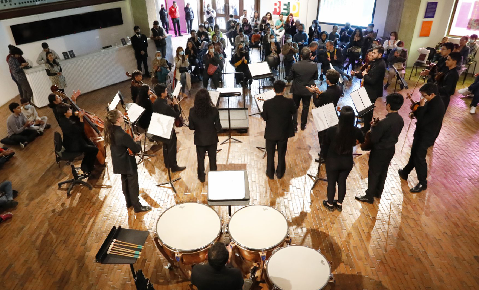 orquesta filarmónica en una presentación