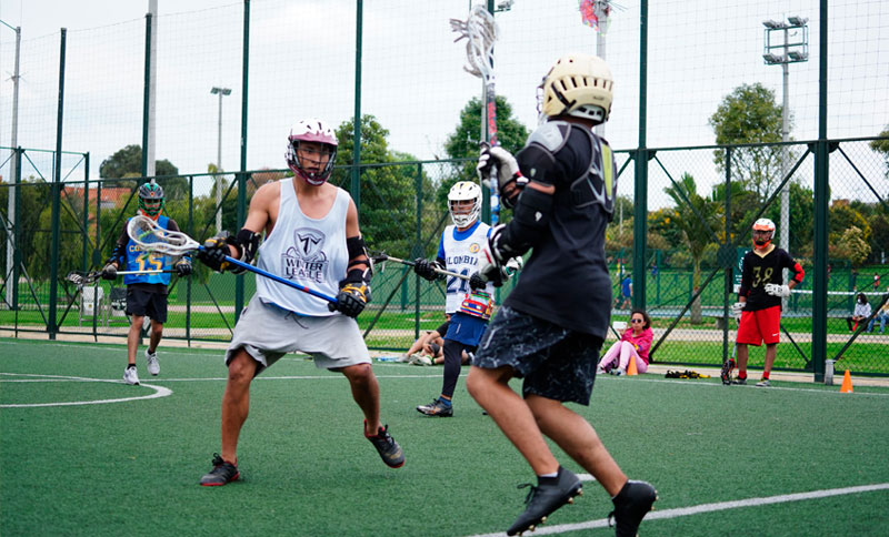 Personas jugando en un escenario deportivo abierto