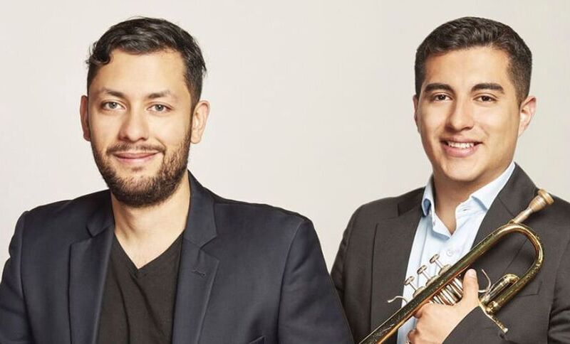 dos jovenes uno con una trompeta