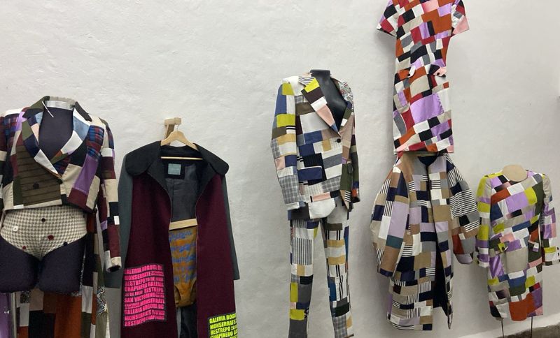 Exhibición traje con material reciclado
