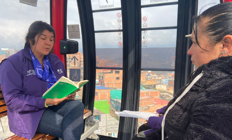 Personas leyendo en Transmicable