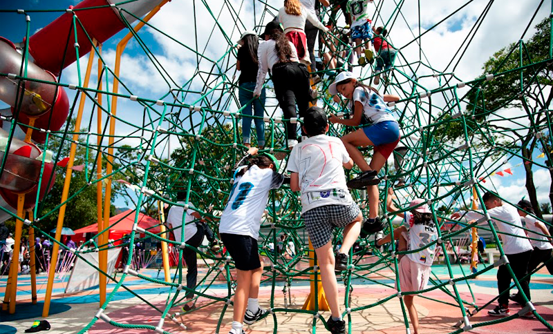 Niños jugando en un parque al aire libre