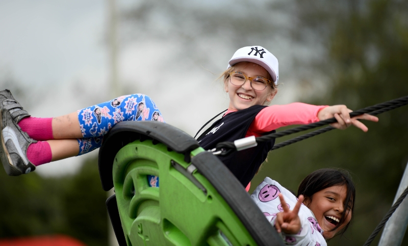 Niñas jugandoal aire libre