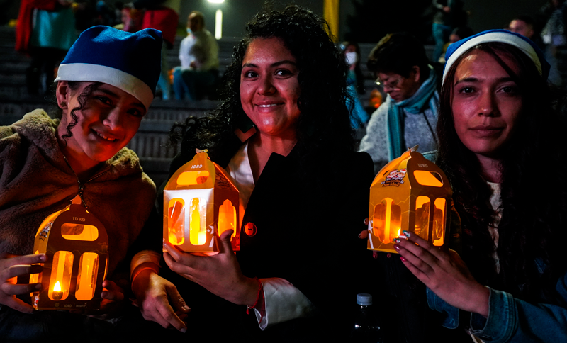 Mujeres con faroles en la mano