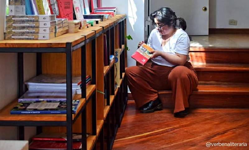 Mujer leyendo un libro