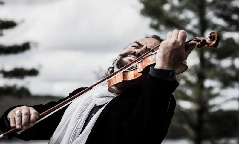 Violinista Alexis Cárdenas posando con su instrumento 