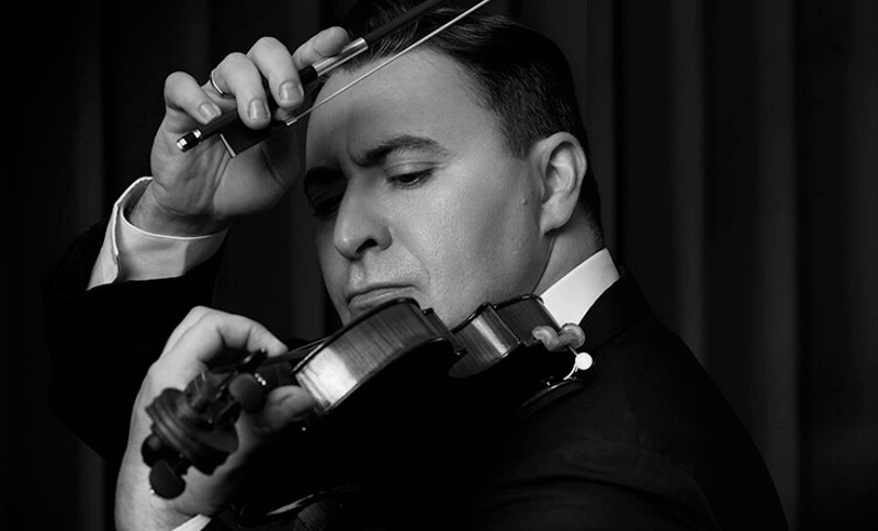 Violinista en primer plano en una foto a blanco y negro
