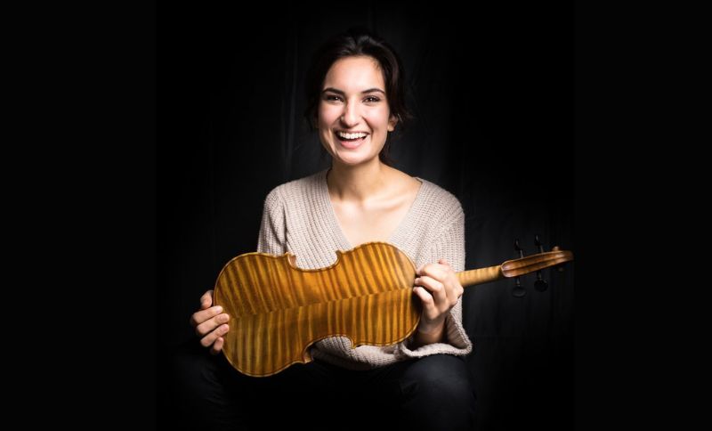 Mujer posando con su violín