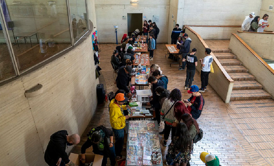 personas reunidas en una biblioteca