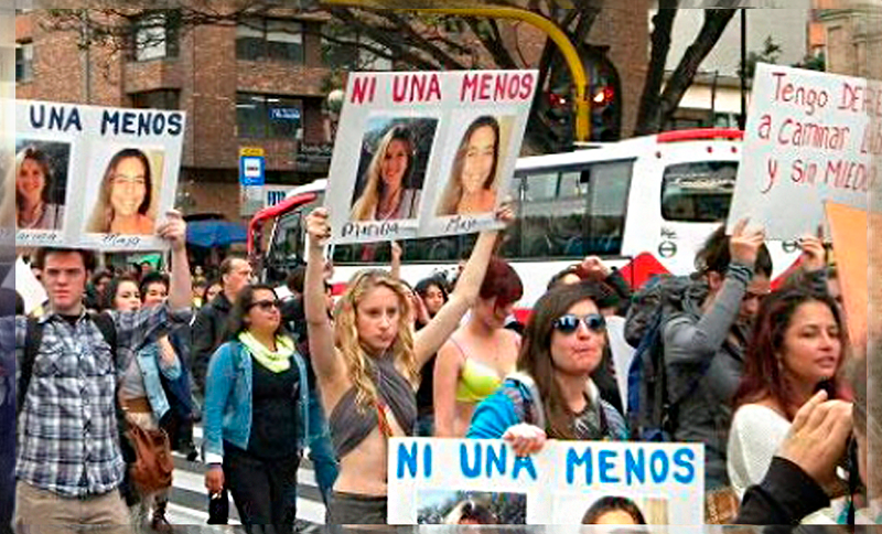 Personas marchando en contra de las violencias de género