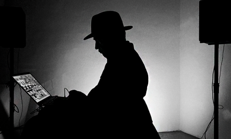 Silueta de hombre con sombrero