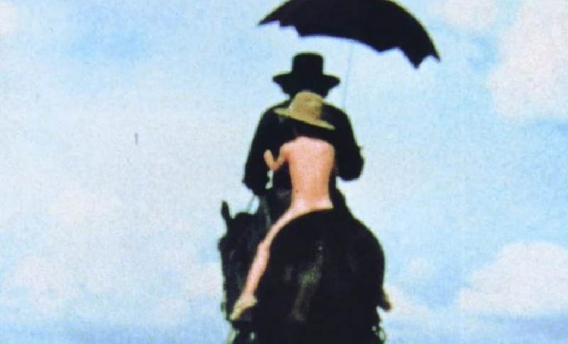 Hombre y niño en un caballo