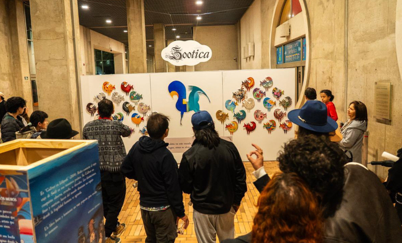 Personas reunidas en una biblioteca