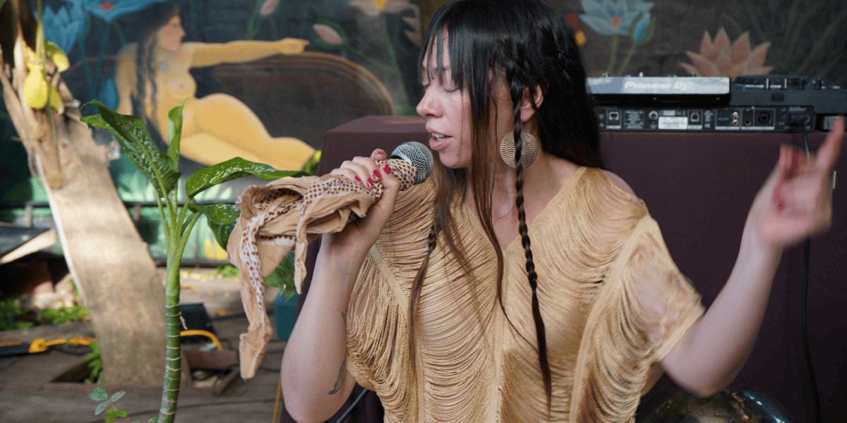 Imagen de la artista Lannark cantando.