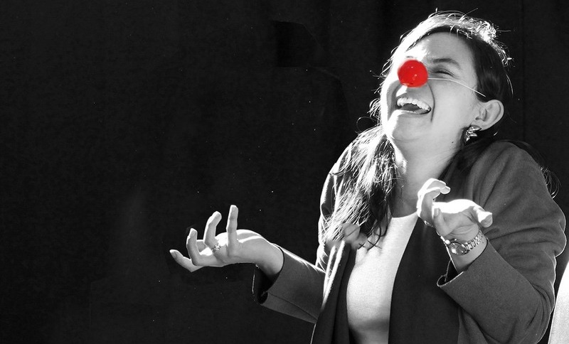 mujer con nariz de payaso riendo