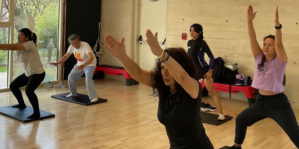 Personas en clase de Yoga.
