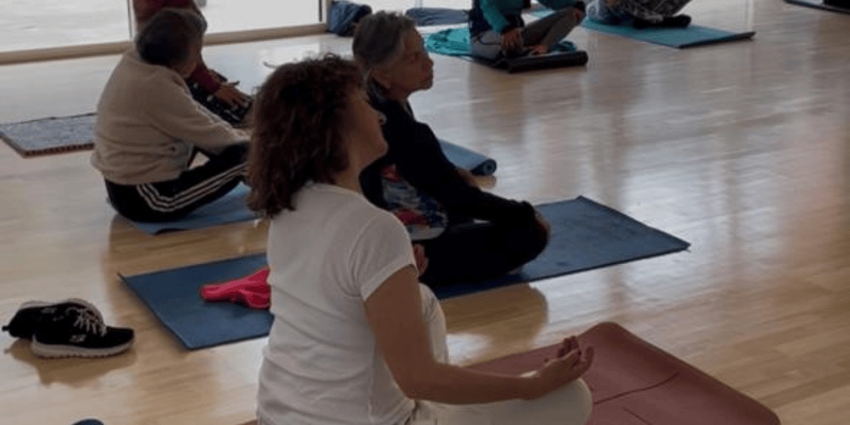 Personas en clase de yoga.