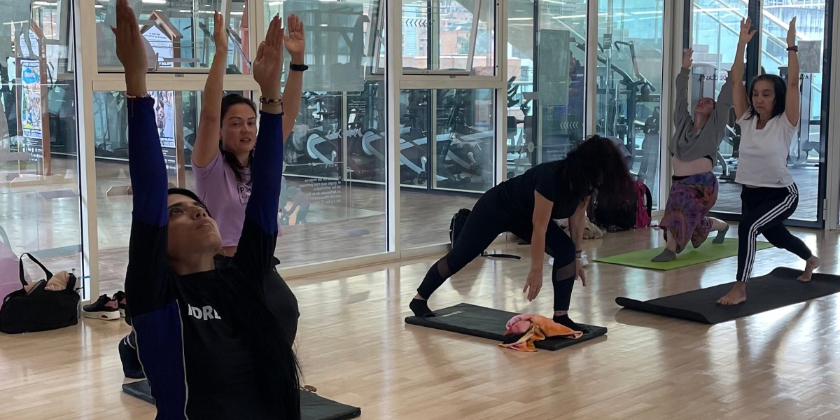 Personas en clase de yoga.
