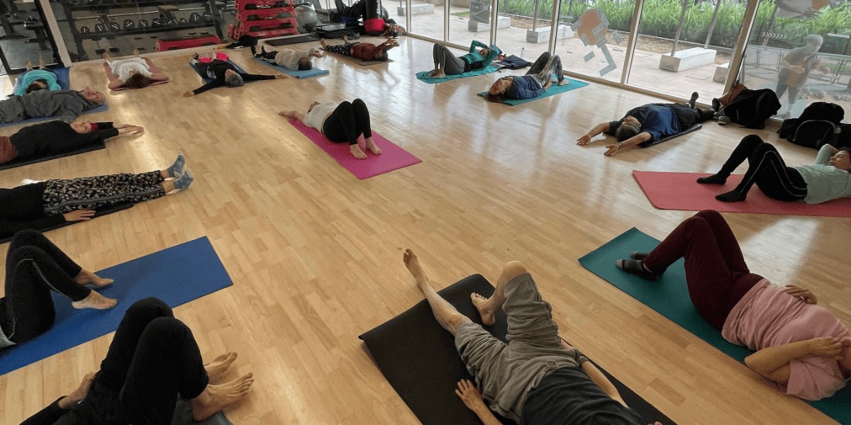 Personas en clase de yoga.