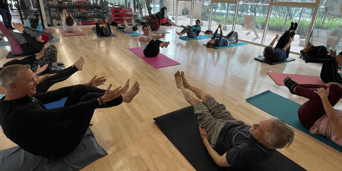 Personas en clase de yoga.