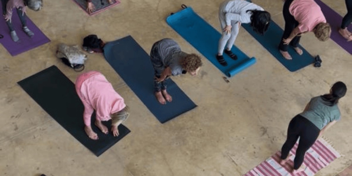 Personas en clase de yoga.