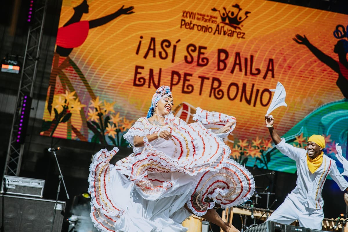 Bailarines en el Petronio Álvarez