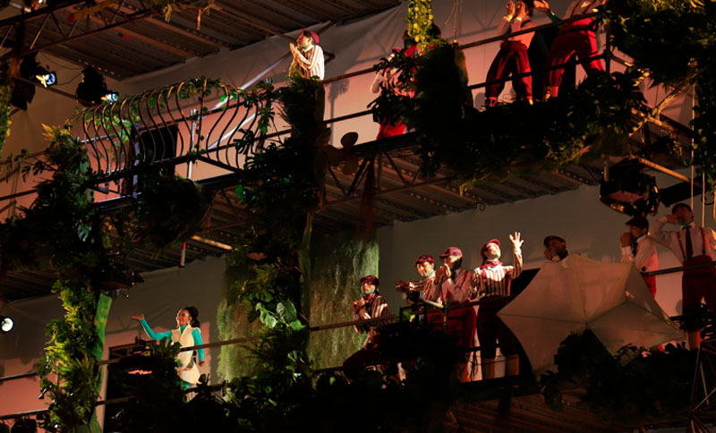 actores en un escenario 