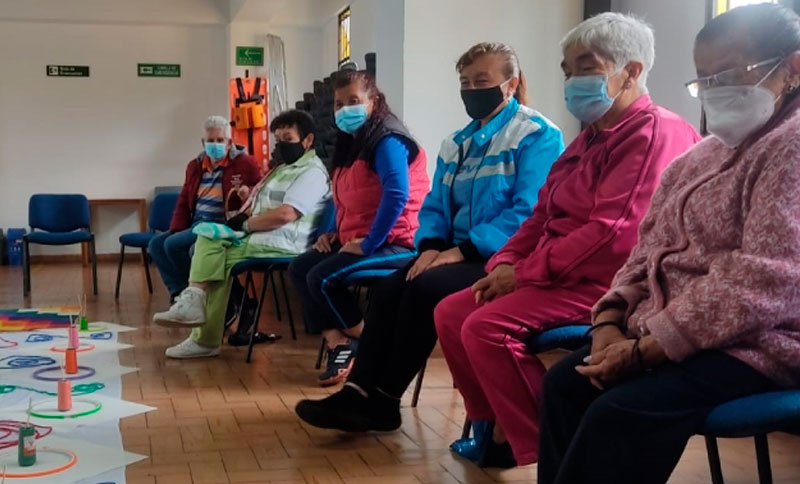 Adultos mayores sentados 