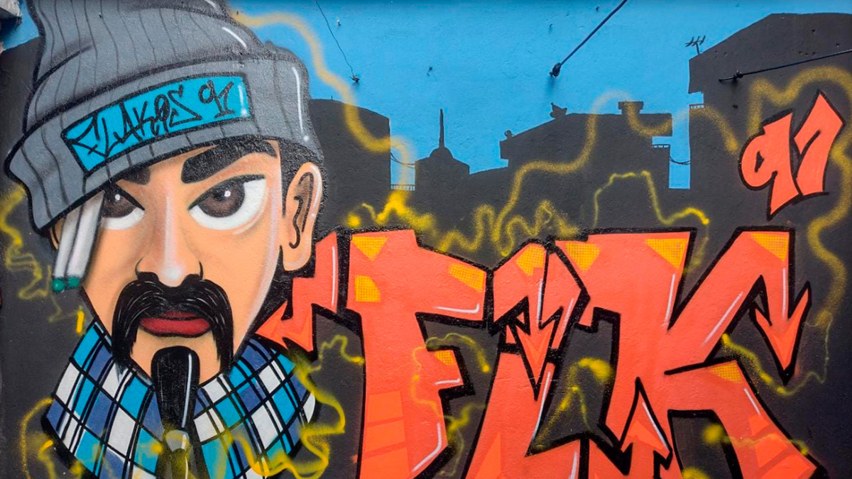 grafiti en un mural de una persona y una ciudad