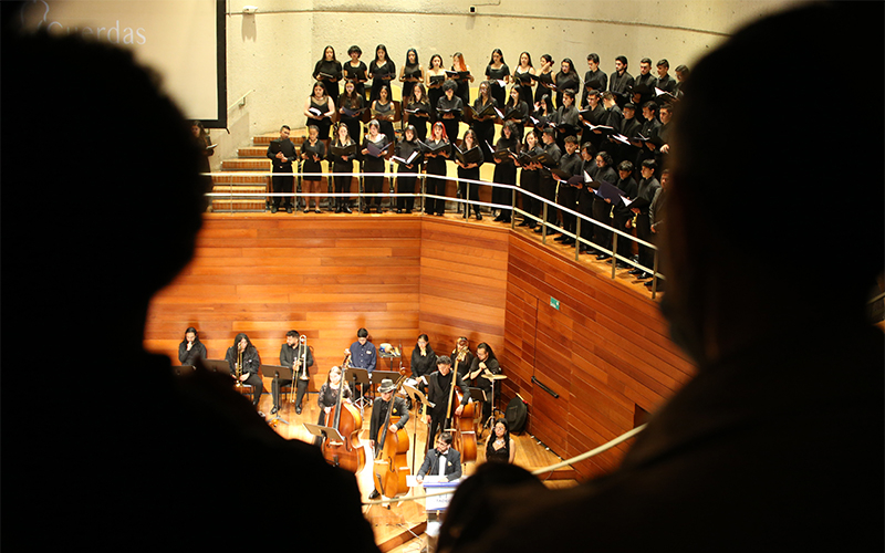 Personas cantando en coro