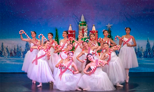 grupo de mujeres de ballet en un escenario