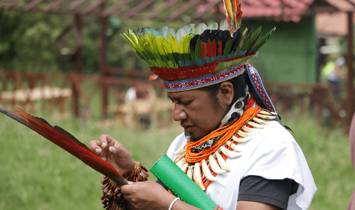 Indigena con traje típico