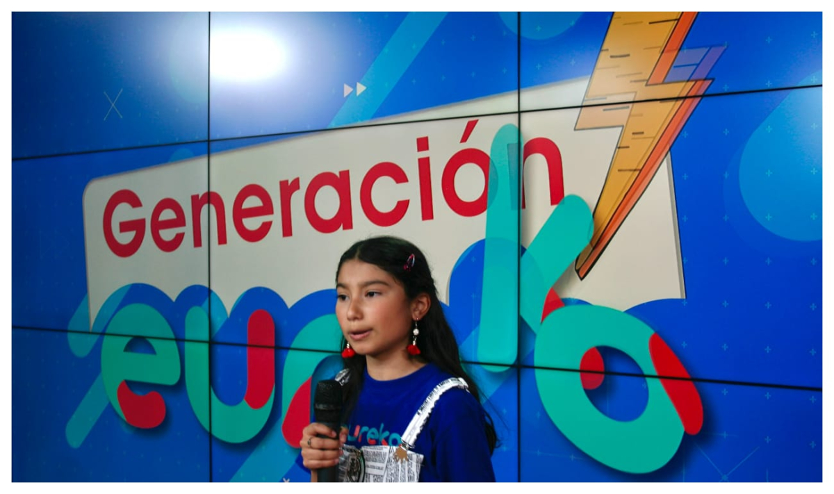 Niña con micrófono hablando