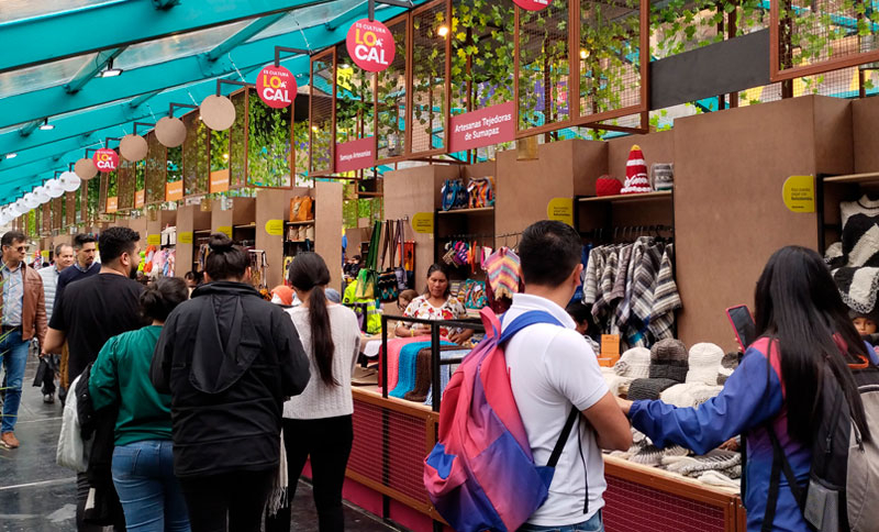 personas en una feria