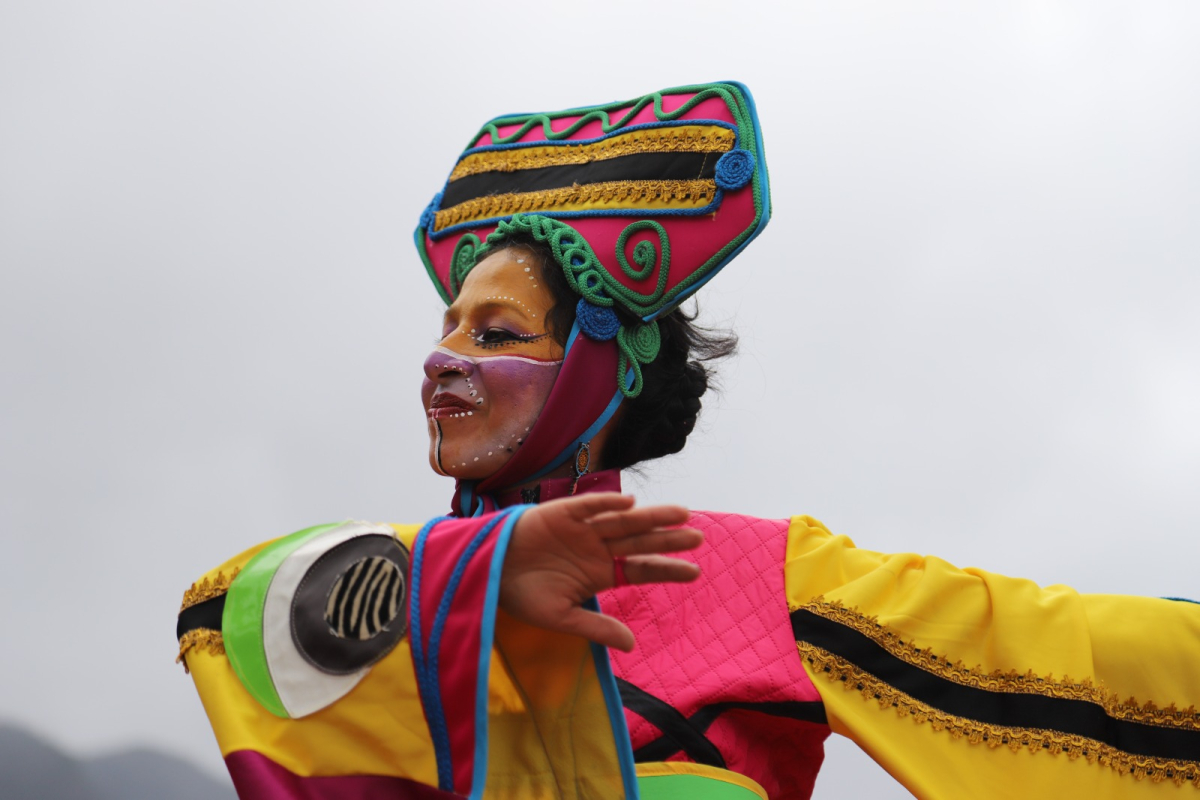 artista escénica bailando