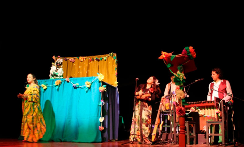 personas actuando en un escenario