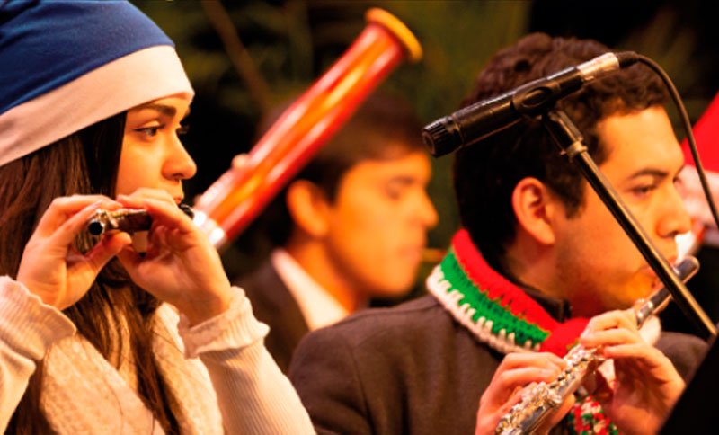 Filarmónica Juvenil tocando instrumentos