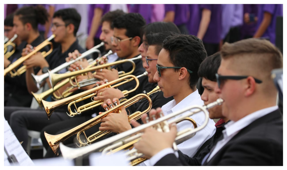 Jóvenes tocando trompeta